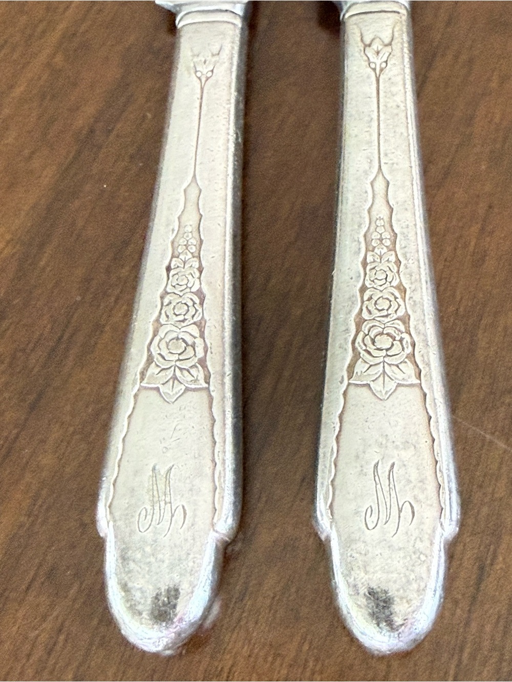 Vintage Wm Rogers & Son Set of 2 Silverplate Floral Dinner Knives Monogram M
